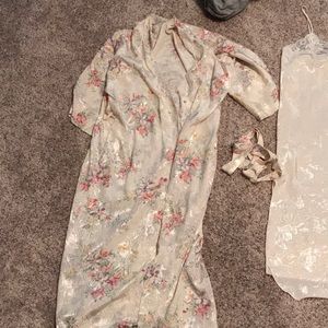 Nightgown and matching robe/ Nightie